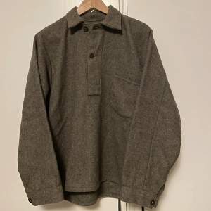 Fin tröja i ull, ingen storleksmärkning men s/m lite croppad fit. Väldigt fin och rak passform. Färgen är lite grågrön