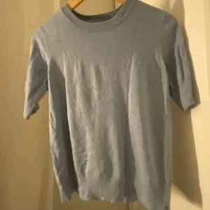 Stickad t-shirts  - Blå stickad t-shirts🦢 Den är i bra skick och jätte fin nu till sommaren🍾