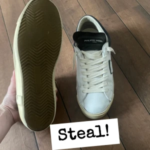 Phillippe Model  - Tjena! Säljer ett par feta Phillippe Models i modellen PRSX! | Skick 8.7/10! | Pris 1749kr | (Steal!) | Hör av dig vid minsta fundering 🙌🙌☺️