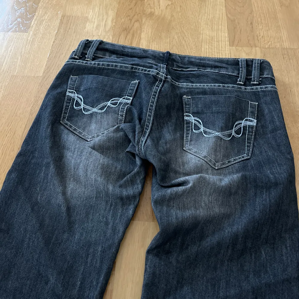 Snygga lågmidjade och Baggy jeans! Storlek 40 står på lappen men skulle säga att det är mer som en 38! De är lite blå grå i färgen 💕Midjemått 40cm rakt över!. Jeans & Byxor.