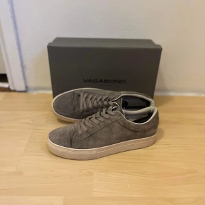 Vagabond - Säljer mina vagabond Paul 2.0 grå stork 43 dom är ett bra skick 8/10 inga skador allt oh följer med box och kvitto.
