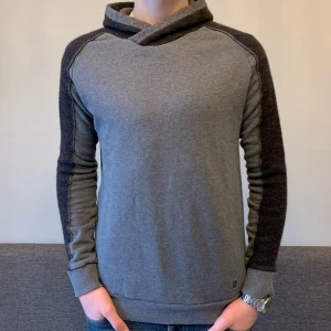 Hoodie Dondup - Grå och svart dondup hoodie i fint skick! Gråa delen är collage material och svarta skönt ull. Strlk S sitter ganska normalt i storlek skulle jag säga (kille i bild 177 cm). 
