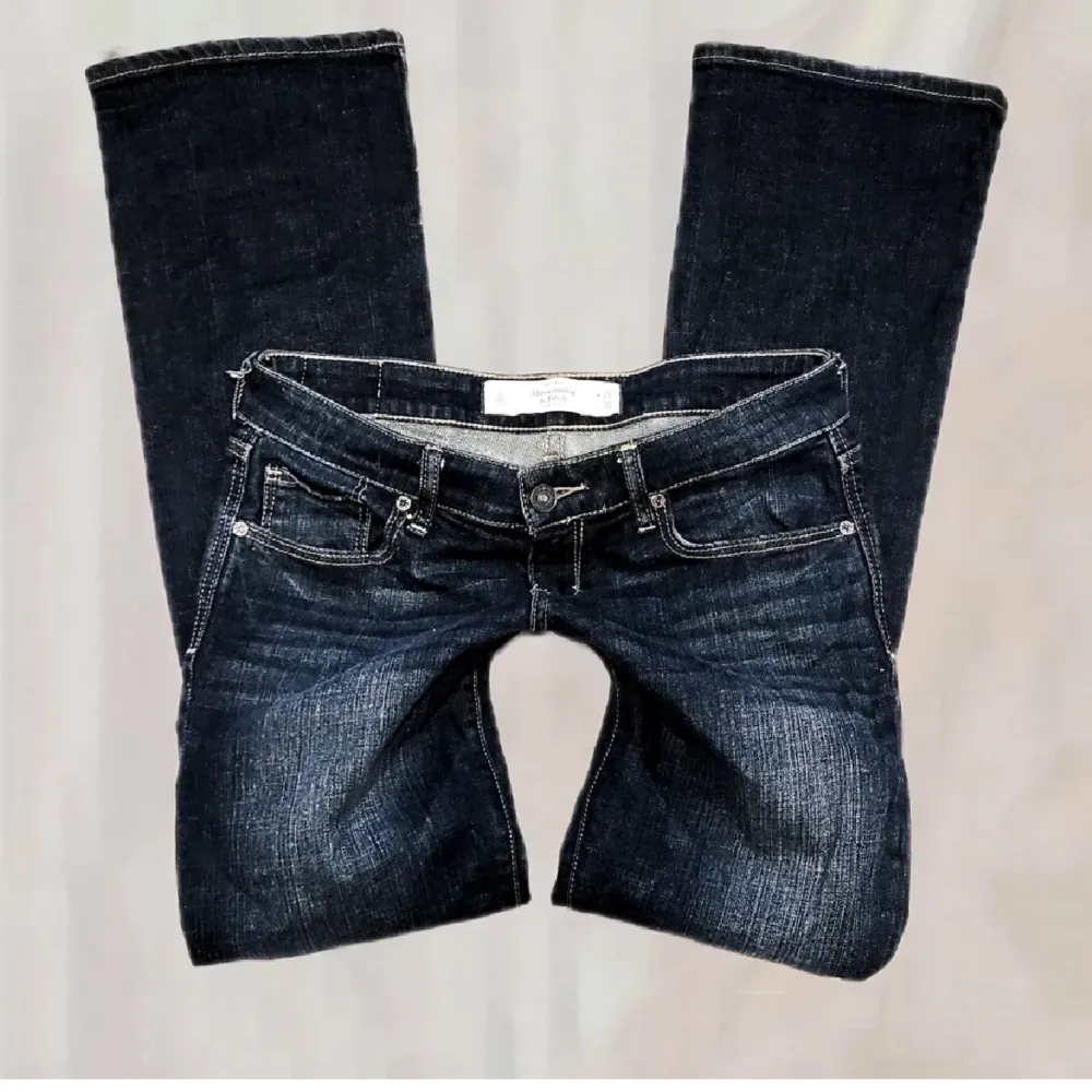 Säljer dessa jeans från abercrombie and Fitch. Köpta här på Plick. Inte mina bilder! Superbra kvalite på jeansen och inga defekter! Midjemått: 78cm Innerbenslängd: 86cm. Jeans & Byxor.