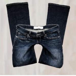 Säljer dessa jeans från abercrombie and Fitch. Köpta här på Plick. Inte mina bilder! Superbra kvalite på jeansen och inga defekter! Midjemått: 78cm Innerbenslängd: 86cm