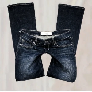 Lågmidjade jeans  - Säljer dessa jeans från abercrombie and Fitch. Köpta här på Plick. Inte mina bilder! Superbra kvalite på jeansen och inga defekter! Midjemått: 78cm Innerbenslängd: 86cm