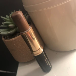 Anastasia contour - Endast testad med en borste men färgen var lite lite för mörk för mig så derför säljer jag❤️ kostade runt 350 som ny! Väldigt mycket produkt kvar❤️ 