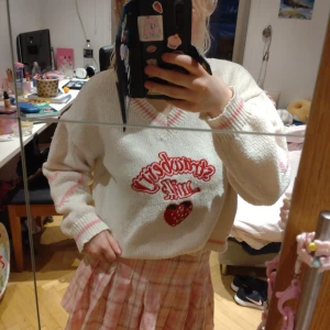 Strawberry milk stickad tröja - Super gullig stickad tröja med rosa detaljer och strawberry milk tryck🌸🍓