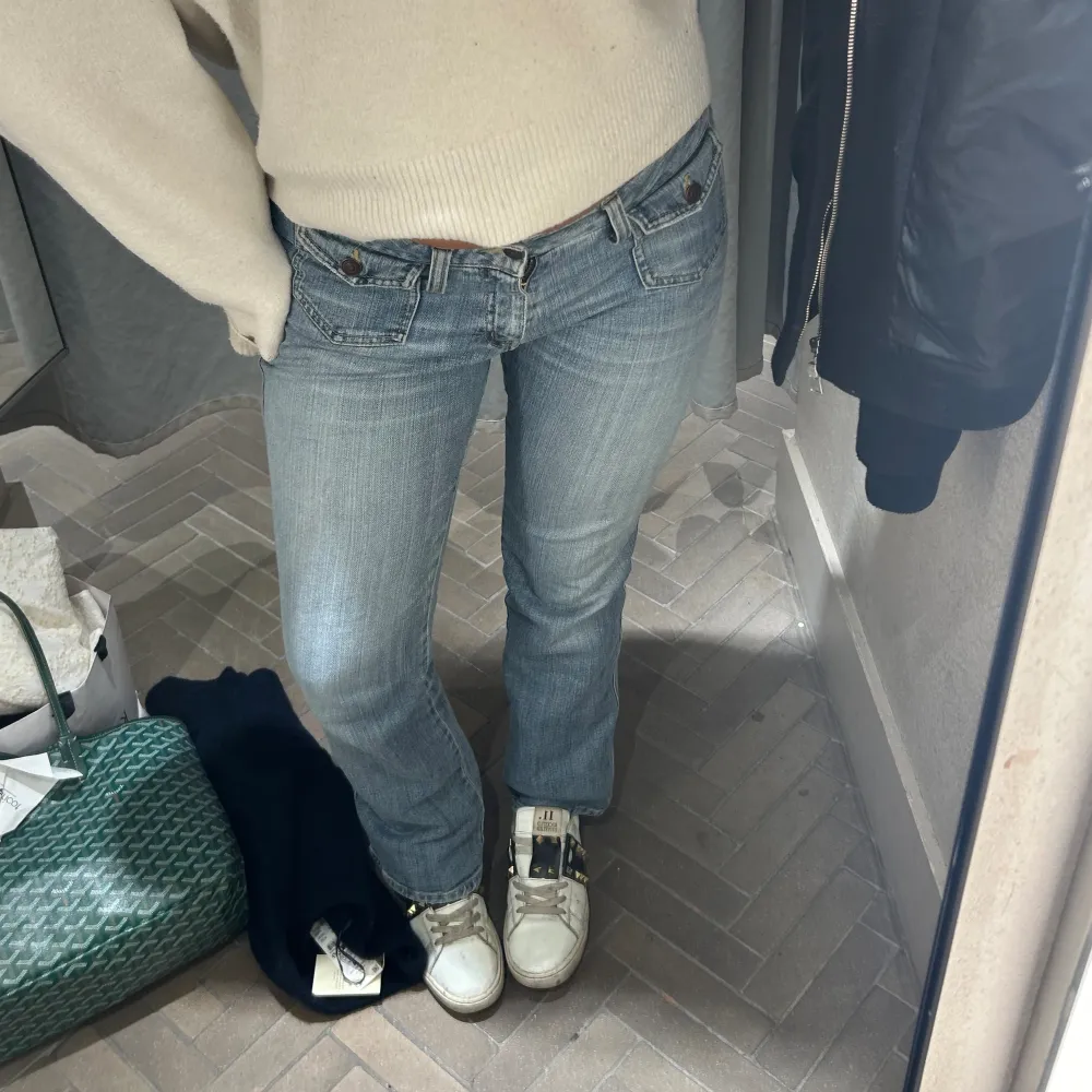 Intressekoll på dessa as snygga jeans och jätte unika jeans. Köpt secondhand💓kan sälja direkt för 700!. Jeans & Byxor.