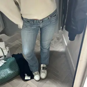 Intressekoll på dessa as snygga jeans och jätte unika jeans. Köpt secondhand💓kan sälja direkt för 700!