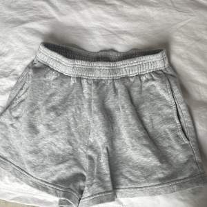Säljer dess mjukis shorts! Dom kommer inte till användning längre. Midjemått mått ungefär 34-36. Inte missfärgade eller några andra skador.🤍