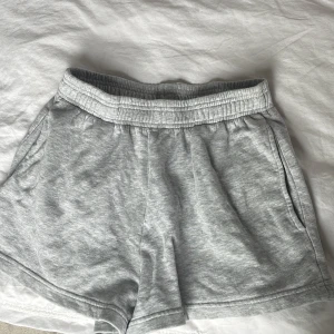 Gråa Shorts🤍 - Säljer dess mjukis shorts! Dom kommer inte till användning längre. Midjemått mått ungefär 34-36. Inte missfärgade eller några andra skador.🤍