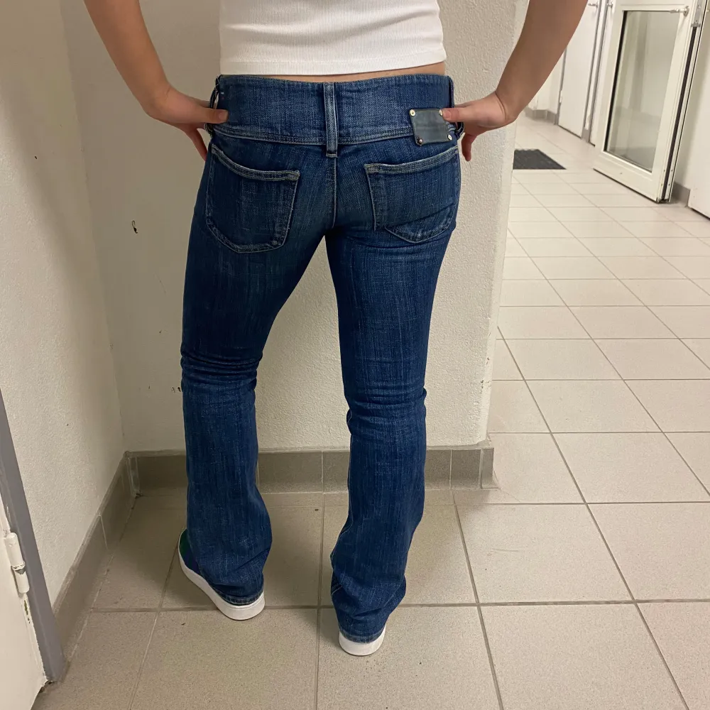 Jeans ifrån diesel i bra skick🩷 storlek 28 och hör av dig om du har mer frågar så svarar jag snabbt!. Jeans & Byxor.