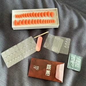 Switch nails  - Endast 10 av 30 är använda man får med en ny uppsättning klisterlappar och några extra, 1 wipe, nagelfil och pinne. Och manual. Färgen är casual coral 