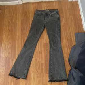 Lågmidjade jeans - Low waist bootcut jeans från Gina, jag har sprätt upp dom i benen pga att dom var för korta för mig så dom passar nån som är runt 170cm💞  Skriv till mig om ni vill ha bilder med dom på!!