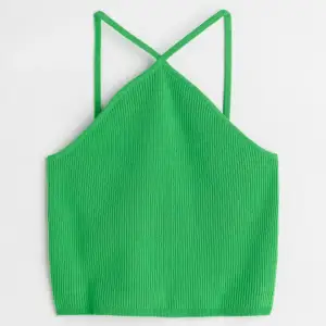 Säljer nu ett grönt ribbat linne, som är köpt från HM. Har använt det 2-3 gånger så är i fint skick. Köptes för 180kr och kan tänkas sälja för 60kr + frakt. Hör av er om  ni har några frågor!🫶🏼