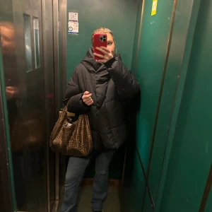 Jacka  - Svart jacka från H&M  Köpt länge sen och säljs då den nu är för stor och inte kommer till användning!   Den har även en smink fläck på insidan av luvan som säkert går bort vid ordentlig tvätt 