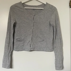 Kofta - Supergullig tunn kofta med knappar från H&M. Storlek 146/152