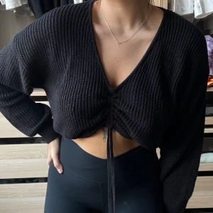 Stickad tröja  - Stickad tröja från H&M.   Tröjan är använd men fortfarande i väldigt bra skick. 