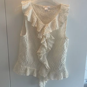 Blus med volanger - Supersöt vit volangblus från Gina Tricot. Endast använd vid ett tillfälle så helt i nyskick. Strl 170 barnstorlek, men passar Xs/S!💗💗
