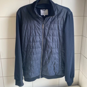 Cardigan  - Mörkblå cardigan från Bläck, använd fåtalet gånger, Storlek L! 