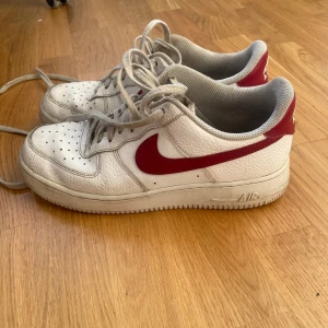 Air Force 1 - Vita air force 1 i bra skick