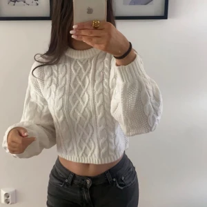 Stickad vit tröja - En vit stickad kort tröja från H&M och ör i stolek xs.