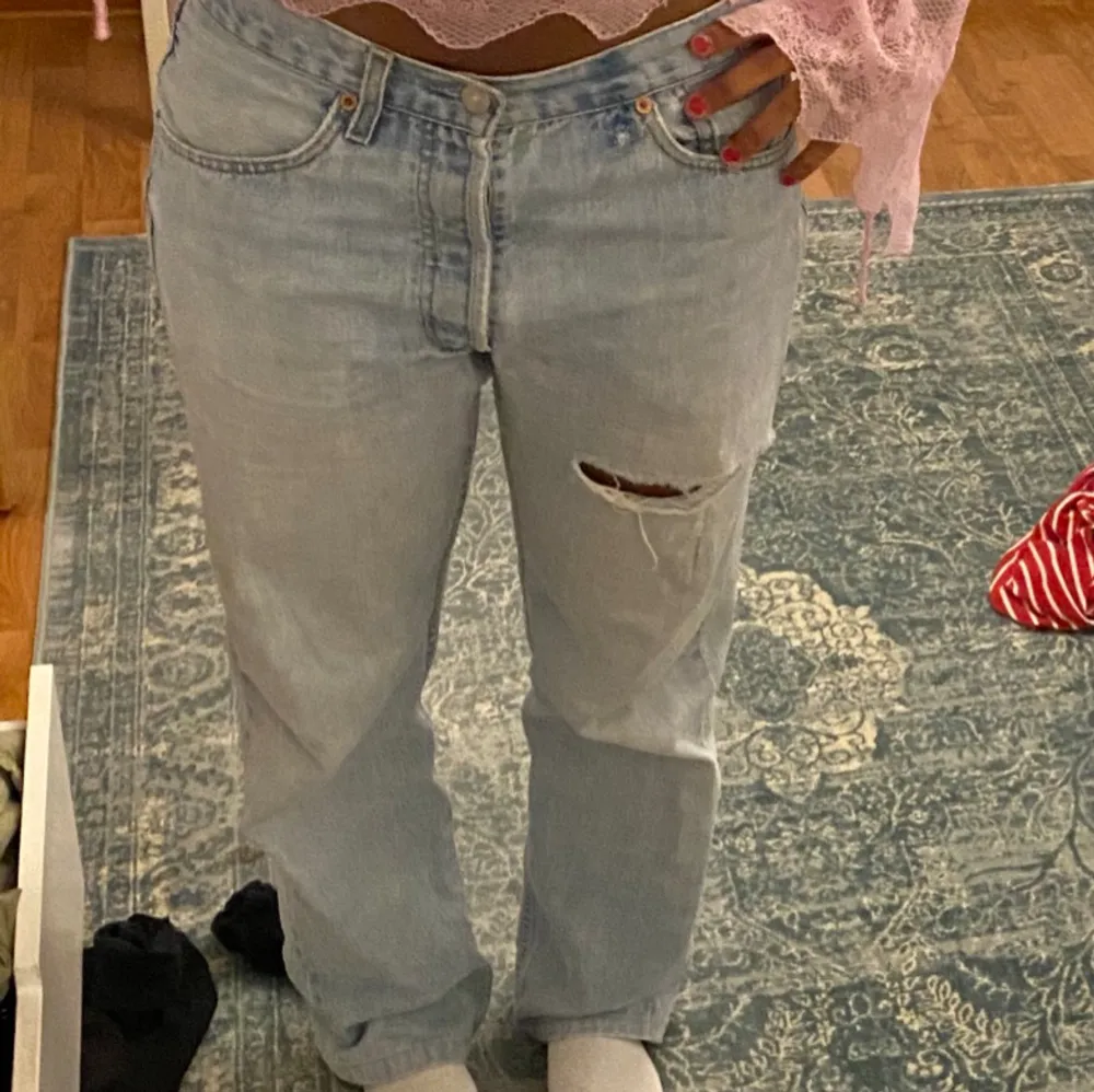 Säljer mina älskade Levis 501 då jag seriöst har tusen par hehe. Hål på rumpan (bild 2) tycker det är lite charmigt men går såklart att sy ihop. Samma jeans som bild 1 men det var innan de fick hål 🙈💗 Passar mig med midjemått 84 och är 166 lång. Jeans & Byxor.