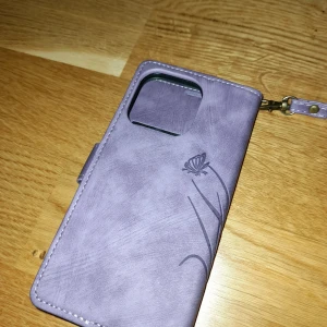 Fodral till iphone  - Säljer detta lila mobilskal som jag tror passar iphone 14, då det blev fel i leveransen och skalet inte passar min mobil. Nyskick, endast testad. Priset kan diskuteras vid snabb affär 💖
