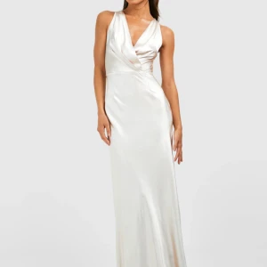 Satin balklänning - Champagnefärgad balklänning som jag inte kommer få användning för❤️den är endast testad!