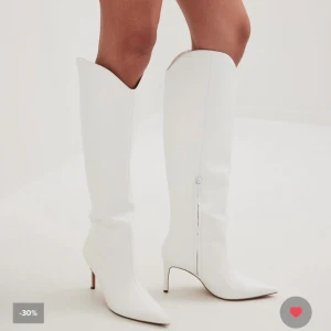 Boots Lojsan Wallin x NA-KD  - Säljer ett par helt oanvända och nya boots från NA-KD. Dessa är även helt SLUTSÅLDA och går inte att få tag på. Bootsen är en kollektion med Lojsan Wallin x NA-KD. Nypris 900kr
