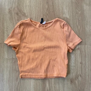Orange t-shirt  - Super fin svart T-shirt som aldrig är använd.  Passar S, normal i storlek  Skriv för mer info 