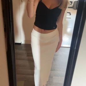 Kjol - Säljer min ribbade långkjol, köpt på Chelsea i Göteborg. Använde en gång. Skriv för flera bilder eller om di är intresserad!❣️
