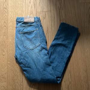 Säljer dess snygga slim jeans från Tiger of Sweden. Modellen heter Pistolero och det är storlek 31/34. 10/10 skick. Nypris är 1800kr men säker för 325kr. Pris kan diskuteras vid snabb affär 
