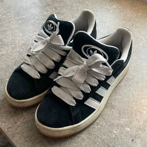 Adidas campus 00 - Säljer mina adidas campus 00s då dom inte längre kommer till användning. Dom är använda och snörerna har blivit smutsiga, men det går enkelt att få bort i tvättmaskin ☺️