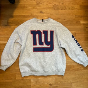 new york giants sweatshirt - sweatshirt/college tröja från h&m. använd många gånger, bra skick. för fler bilder eller några frågor skicka ett meddelande! köp sker genom ”köp nu” eller swish 🎀