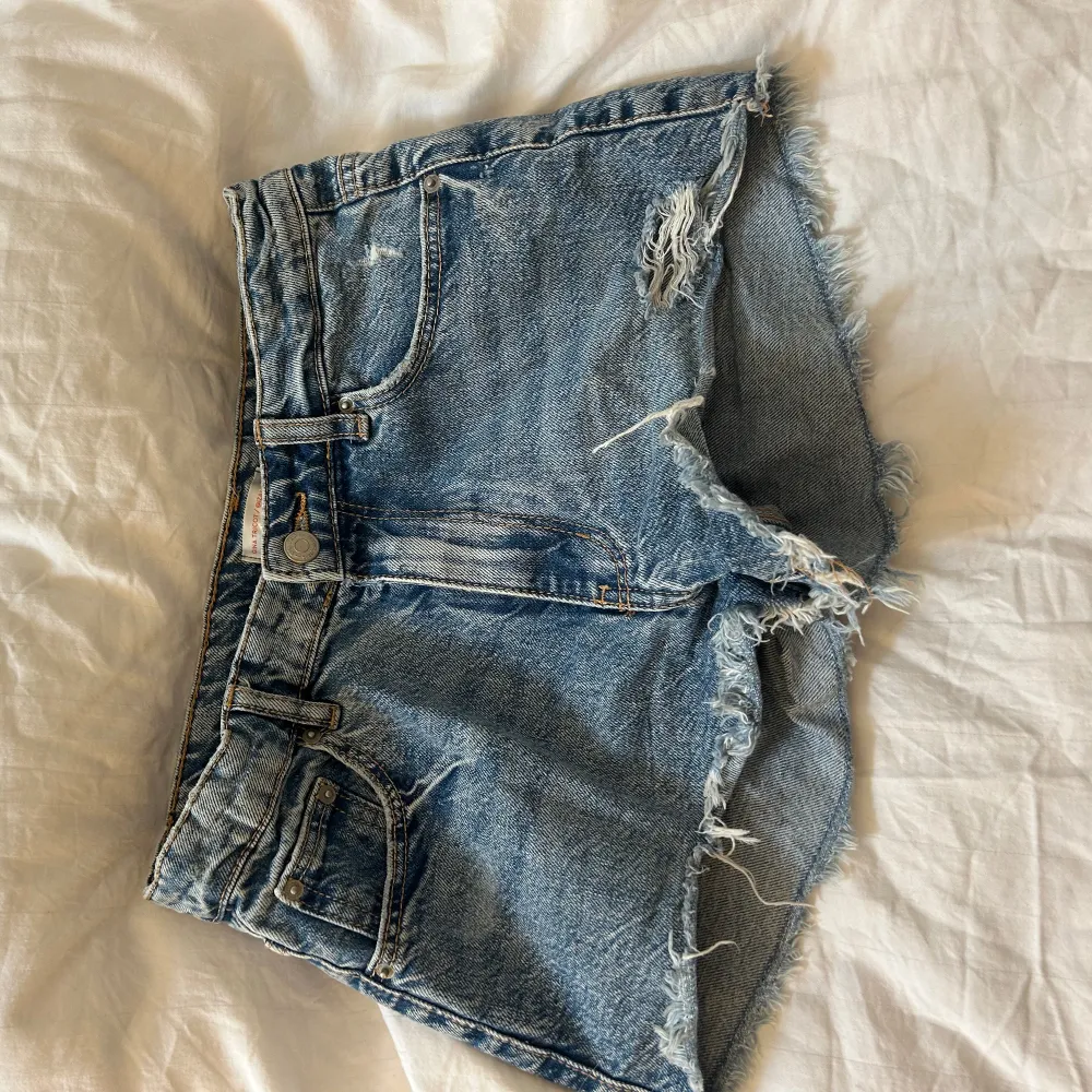Snygga blå jeansshorts med slitningar där nere. Köpt på Gina Young i strl 152 men passar som en xs-s. Shorts.