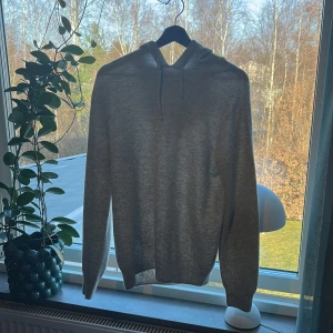 100% merinoull hoodie - 100% merinoull hoodie i färgen grå. Tröjan är i nytt skick och har endast använts en gång.