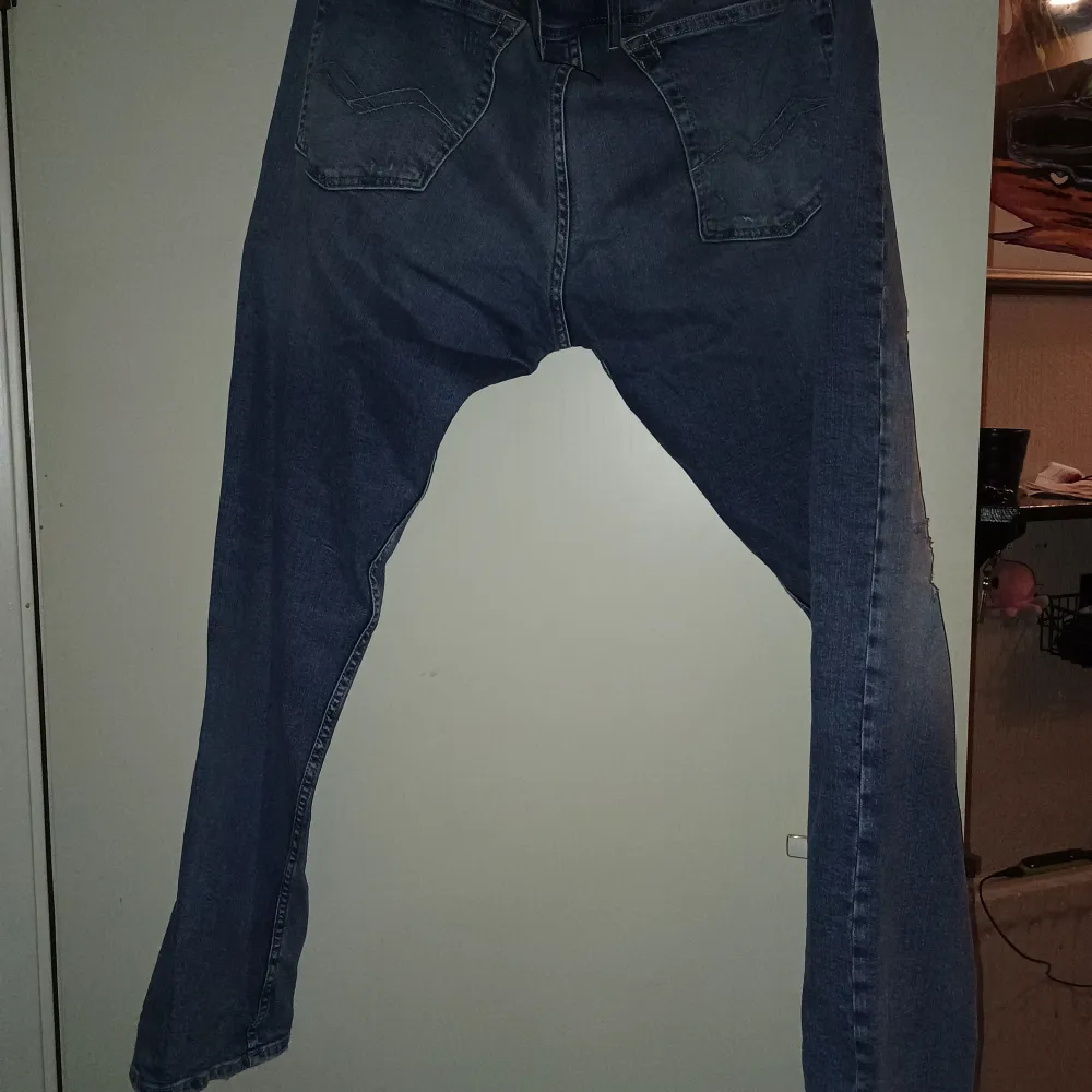 Lite använda men i mycket bra skick. Slitningarna på jeansen är original . Jeans & Byxor.