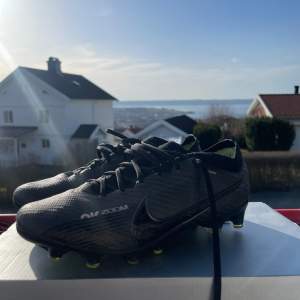 Extremt fina fotbollsskor i märket Nike och i högsta modellen Elite🌟 Storlek 39, 📍kan skickas till hela Sverige📍🌟 Nypris, 2700kr🌟