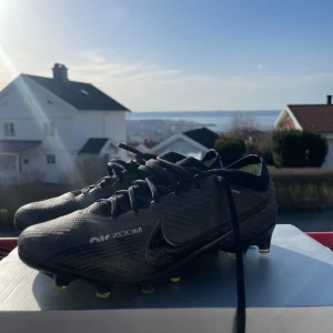 Nike Air Zoom Mercurial Vapor 15 Elite FG Svart - Extremt fina fotbollsskor i märket Nike och i högsta modellen Elite🌟 Storlek 39, 📍kan skickas till hela Sverige📍🌟 Nypris, 2700kr🌟