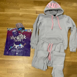 Syna world tracksuit  - Säljer en jättefin synaworld tracksuit pga att jag behöver lite pengar! Skriv om du undrar något eller om fler bilder!