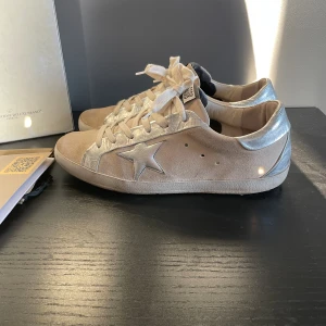Golden goose skor - Ritkigt feta golden goose helt perfekta nu t vår/sommarn👏 Storlek 41,  Allt og medföljer     Skriv vid frågor eller funderingar 