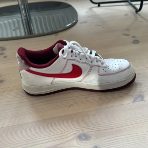 Nike air force 1 Röd/Vit - Bra skick, köpta på zalando för 1195kr 
