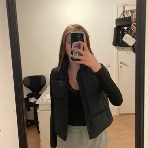 Svart väst - Köpt på lager 157, använd en gång, säljer då dem inte kommer till användning.