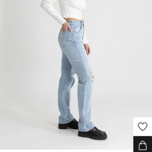 Abrand jeans - Abrand jeans (a Carrie Jean) stl W32/W32 (L) passar mig i längden (170), helt nya, prislapp kvar. Ordinariepris 999kr.