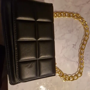 Väska från shein - Hej säljer nu min sjukt snygga väska från shein för ett jättebra pris. Perfekt nu till våren och sommaren om man vill ha snygg väska