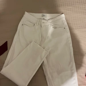 Vita byxor  - Bra skick, använda cirka 5 månader. Köpt på vila.