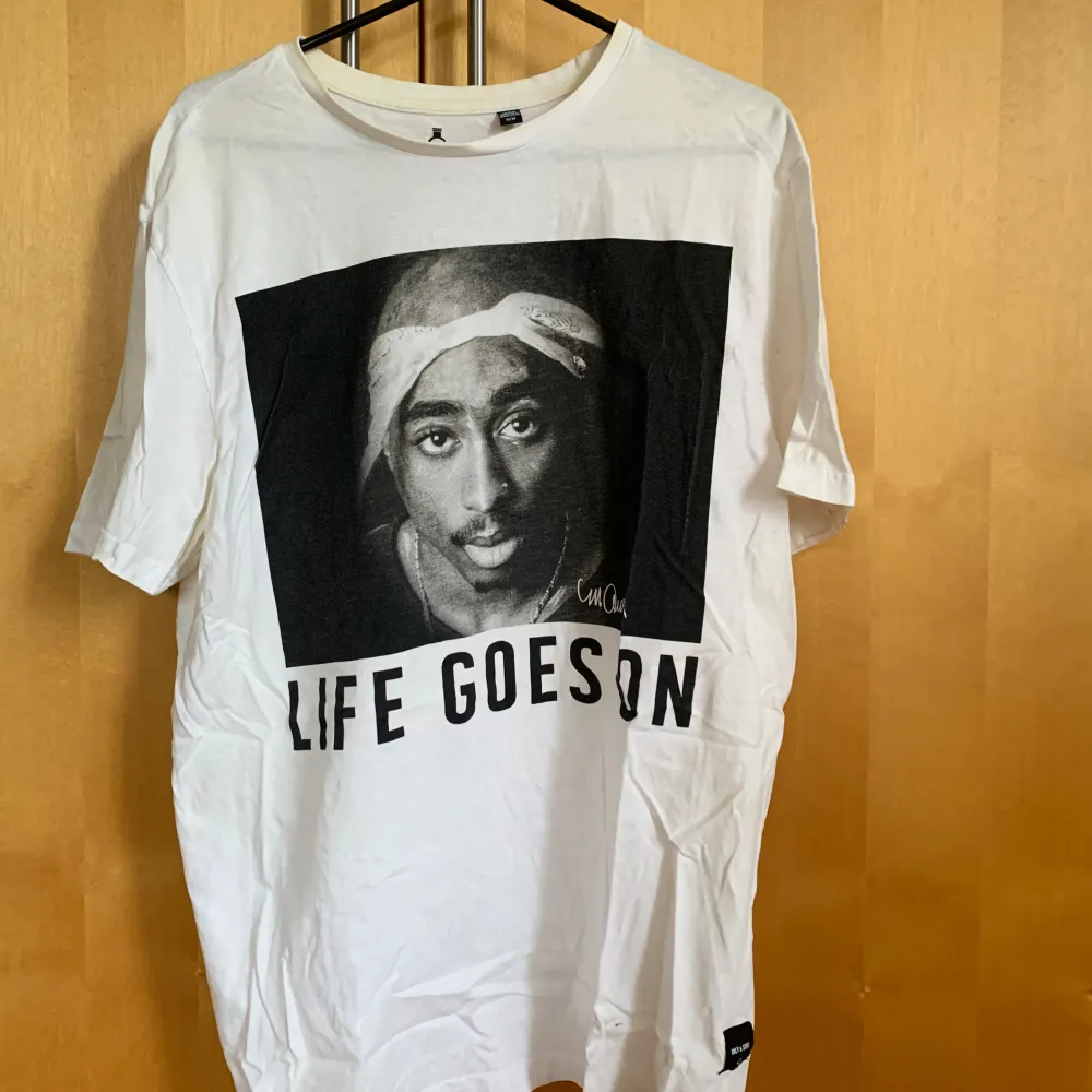 Vit t-shirt med Tupac. . T-shirts.