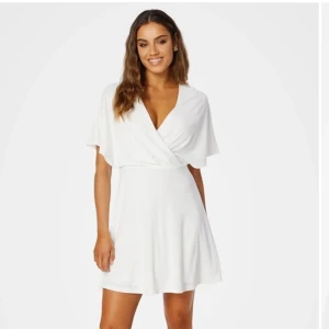 Student/grundent klänning  - Säljer en grundent / student klänning ifrån bubbleroom. Aldrig använd bara prövad. St xxs. Inga defekter. Orginal pris 599kr mitt pris 200kr Priset är inte hugget i sten hör av er vid frågor💕