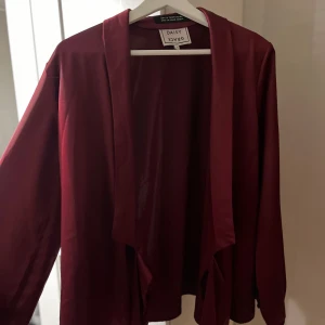 Blus - Väldigt fin blus i vin röd. Bra skick!
